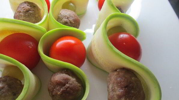 шашлычки-фрикадельки в ленточках из цукини