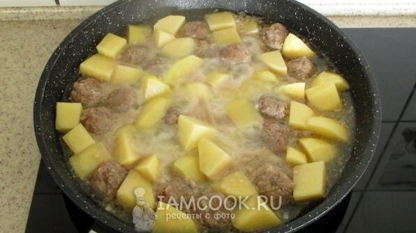 тушеная картошка с фрикадельками