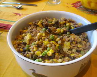 Гарнир из риса с кукурузой и фасолью