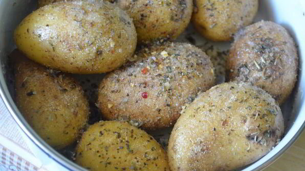 ароматный картофель в углях на мангале