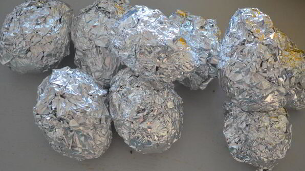 ароматный картофель в углях на мангале