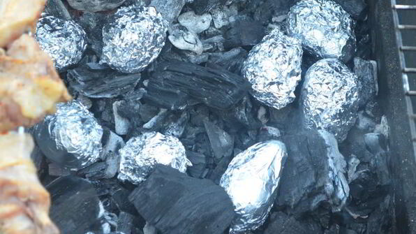 ароматный картофель в углях на мангале