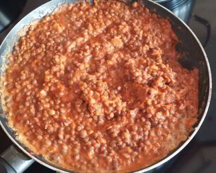 Чечевица с чесноком в томатном соусе