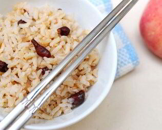 Дикий рис с красным луком