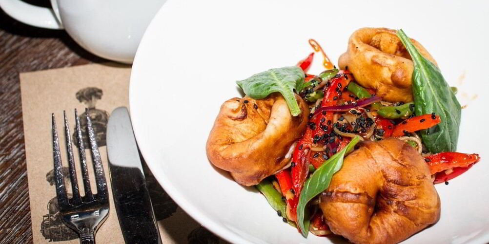 Рецепт гречневой лапши с кальмарами в кляре и жареными овощами