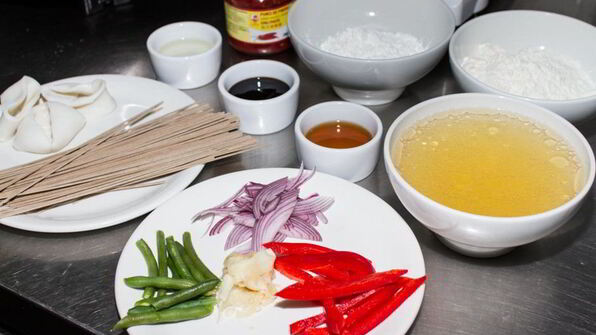 гречневая лапша с кальмарами в кляре и жареными овощами