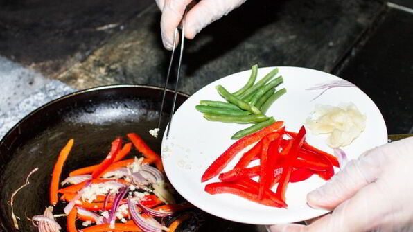 гречневая лапша с кальмарами в кляре и жареными овощами