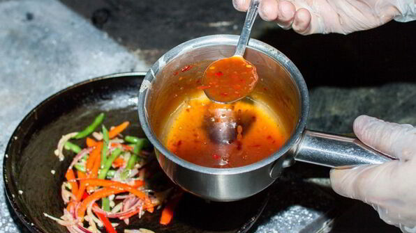 гречневая лапша с кальмарами в кляре и жареными овощами