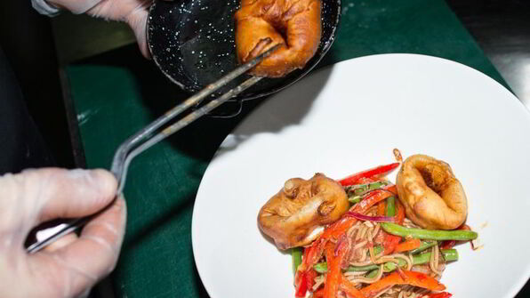 гречневая лапша с кальмарами в кляре и жареными овощами