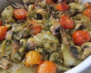 Картофель с грибами и помидорами в духовке