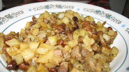 Картошка с грибами опятами жареная
