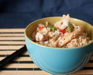 Китайский жареный рис с курицей