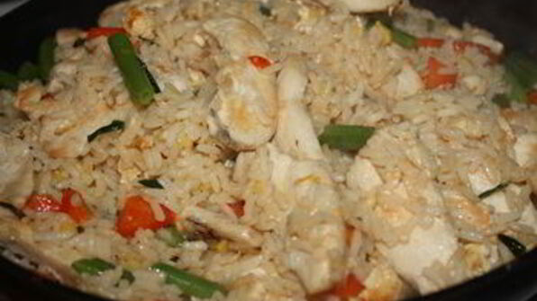 китайский жареный рис с курицей
