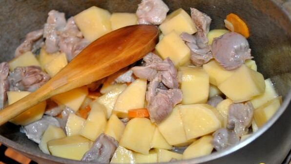 молодой картофель с мясом и овощами