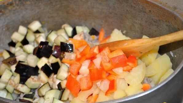 молодой картофель с мясом и овощами