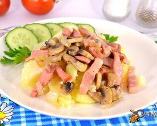 Отварной картофель с варено-копченой грудинкой, колбасой и шампиньонами