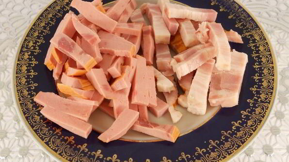 отварной картофель с варено-копченой грудинкой, колбасой и шампиньонами