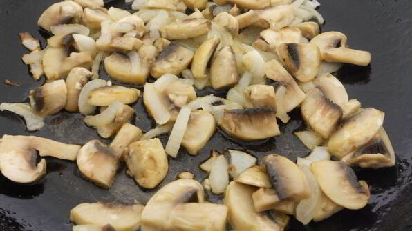 отварной картофель с варено-копченой грудинкой, колбасой и шампиньонами