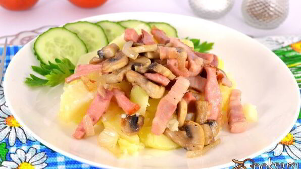 отварной картофель с варено-копченой грудинкой, колбасой и шампиньонами