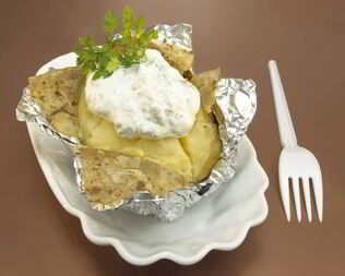 Печеный картофель с творожным сыром и зеленью