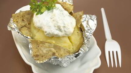 Печеный картофель с творожным сыром и зеленью