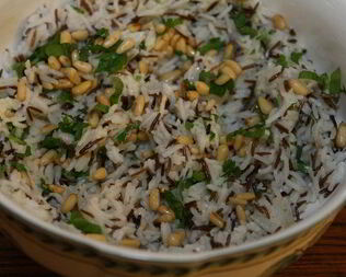 Рис с зеленью и орехами