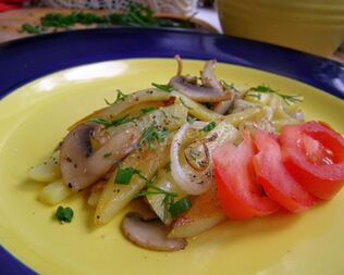 Жареная картошка с шампиньонами и луком