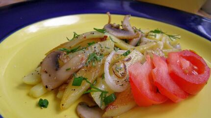 Жареная картошка с шампиньонами и луком