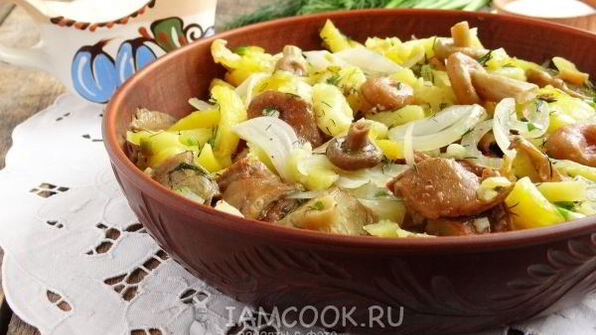 жареная картошка с солеными грибами