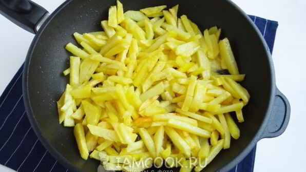 жареная картошка с солеными грибами