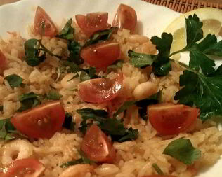 Жаренный рис с креветками и петрушкой