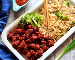 Жареный рис с курицей и овощами