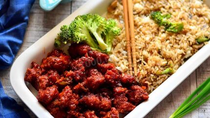 Жареный рис с курицей и овощами