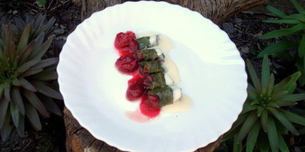 Рецепт мини-голубцов с вино-вишневым соусом