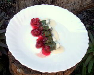 Мини-голубцы с вино-вишневым соусом