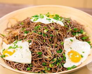 Гречневая лапша с капустой и яйцом