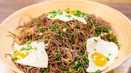 Гречневая лапша с капустой и яйцом