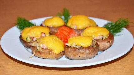 Фаршированные шампиньоны под сырной шапочкой