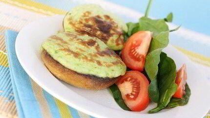 Грибные шляпки, фаршированные шпинатом и голубым сыром