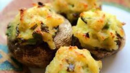 Грибы, фаршированные картошкой и сыром