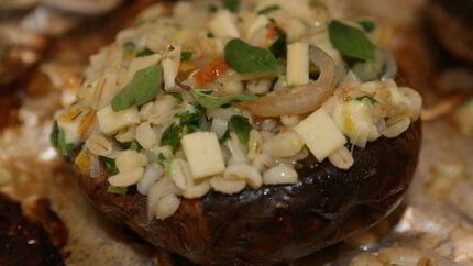 Грибы, фаршированные перловкой