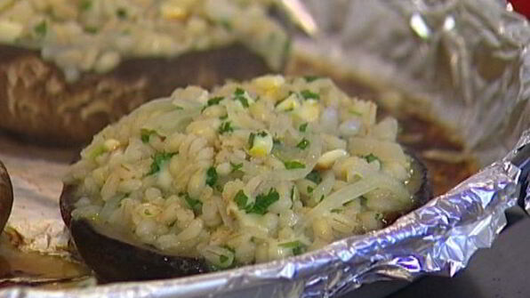 грибы, фаршированные перловкой