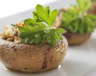 Грибы, фаршированные рикоттой и луком