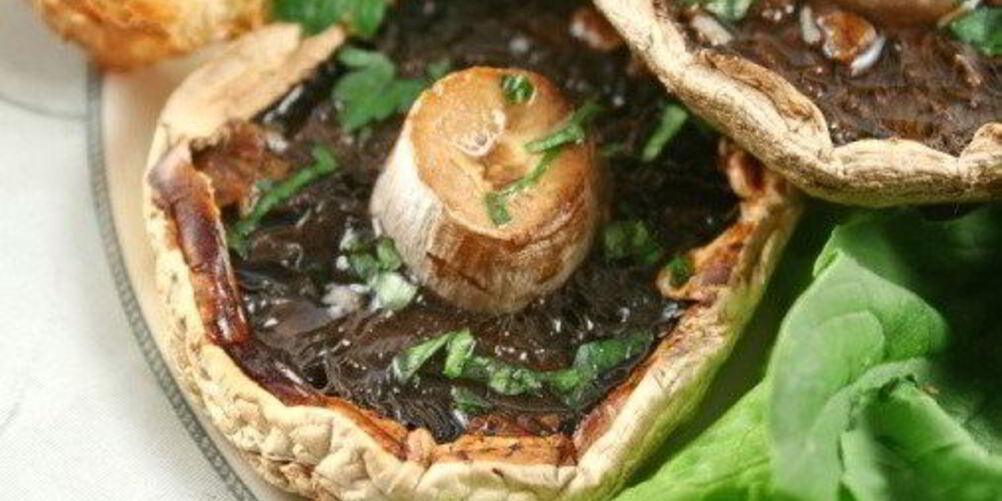 Рецепт грибов на гриле с трюфельным маслом, рукколой и пармезаном