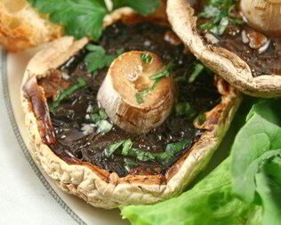 Грибы на гриле с трюфельным маслом, рукколой и пармезаном