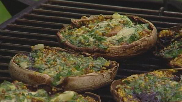 грибы с горчицей, маслом и петрушкой на гриле