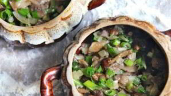 грибы в горшочке со сметаной