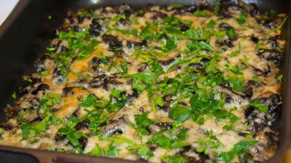 грибы в сметане в духовке запеченные с сыром