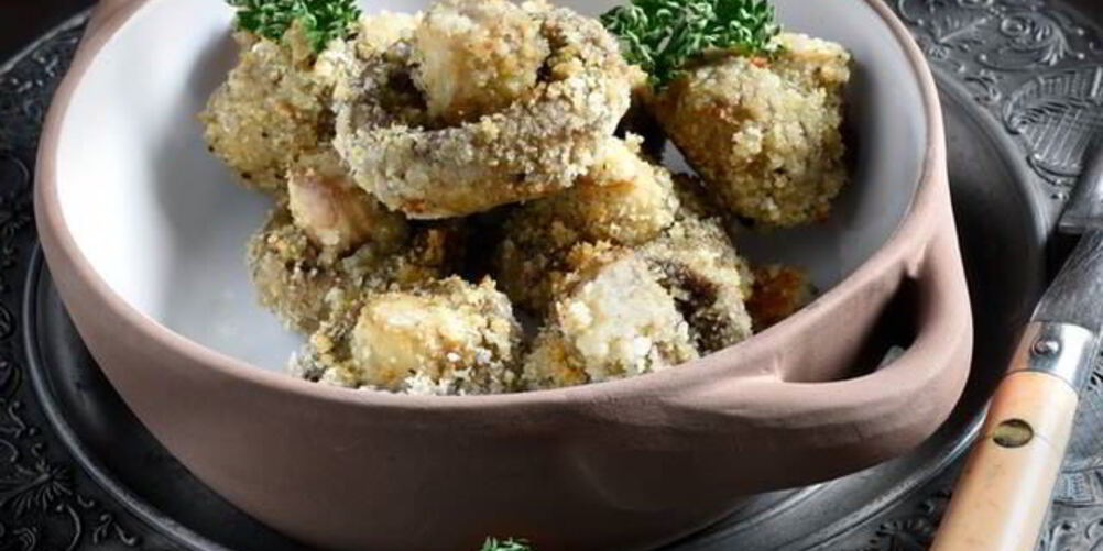 Рецепт грибов в сухарях с рисовой лапшой и салатом фризе