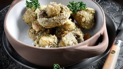 Грибы в сухарях с рисовой лапшой и салатом фризе